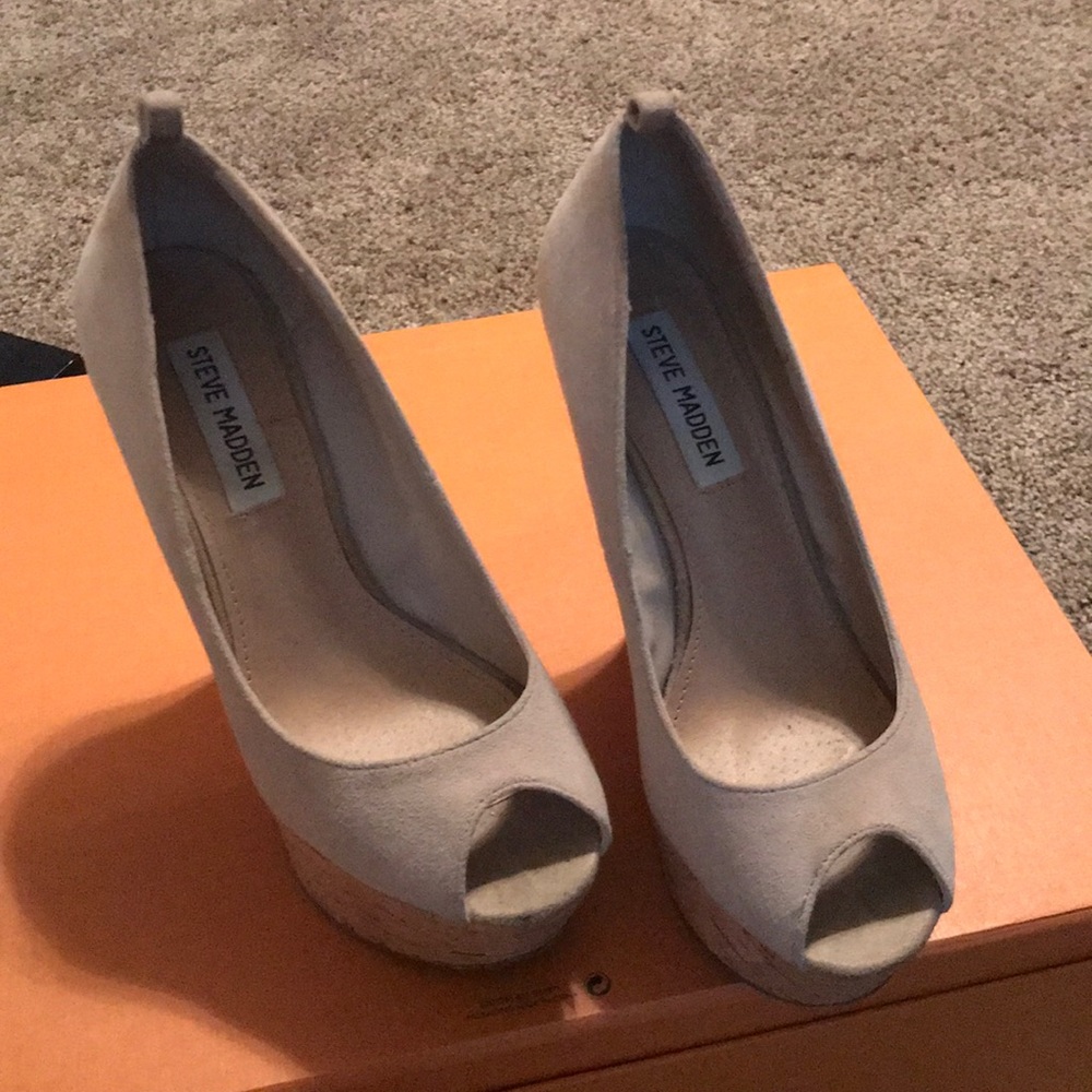 Peep toe wedges nude